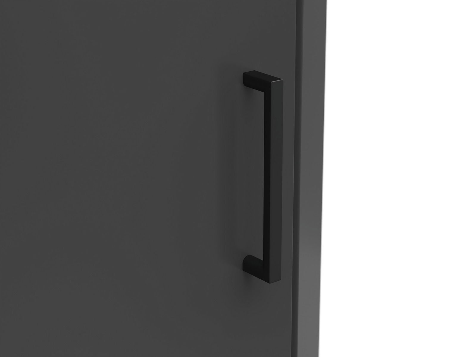 Nahaufnahme eines schwarzen Türgriffs an einer dunklen Oberfläche, seitliche Perspektive.