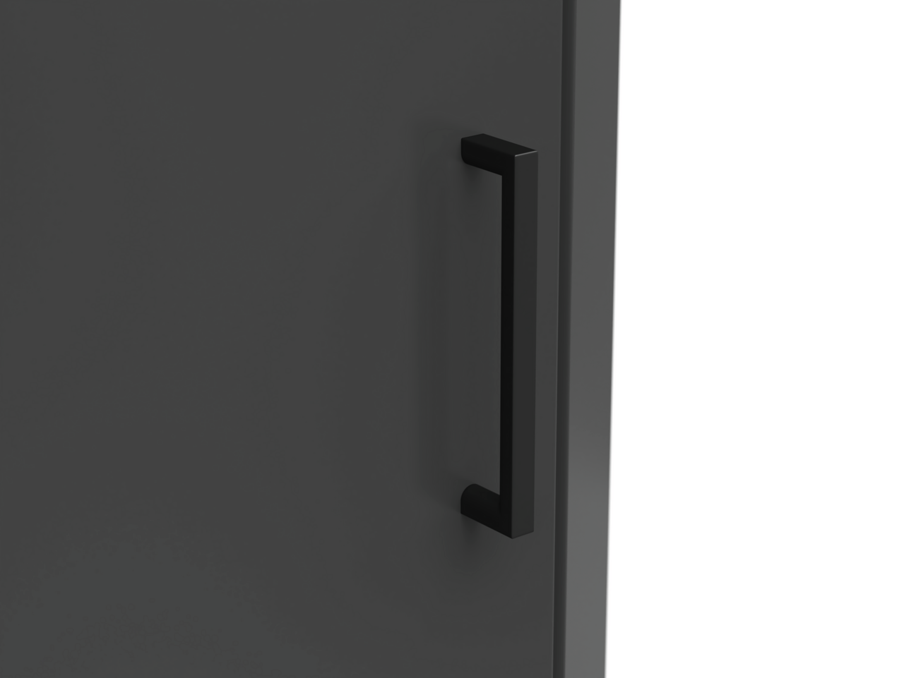 Nahaufnahme eines schwarzen Türgriffs an einer dunklen Oberfläche, seitliche Perspektive.