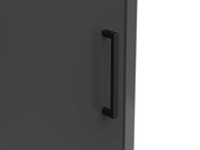 Nahaufnahme eines schwarzen Türgriffs an einer dunklen Oberfläche, seitliche Perspektive.