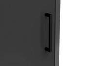 Nahaufnahme eines schwarzen Türgriffs an einer dunklen Oberfläche, seitliche Perspektive.