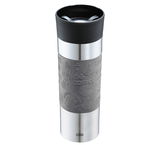 Grauer Isoliertrinkbecher 500ml mit schwarzem Deckel und geprägtem Kaffeedesign, seitliche Ansicht