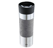 Grauer Isoliertrinkbecher 500ml mit schwarzem Deckel und geprägtem Kaffeedesign, seitliche Ansicht