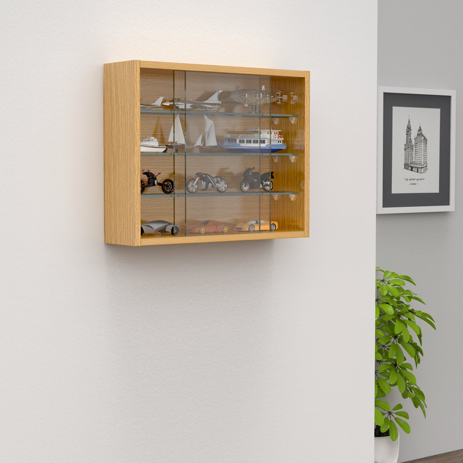 Wandvitrine aus hellem Holz mit Glasfront und mehreren Glasböden, bestückt mit Modellfahrzeugen und -booten perspektivische Frontansicht leicht von links