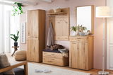Garderobenkombination aus Holz mit Schrank, Sitzbank, Spiegel und Dekoration, seitliche Perspektive