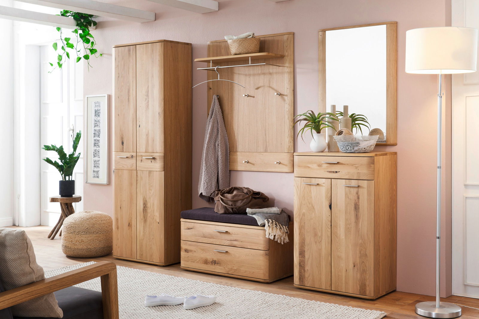 Garderobenkombination aus Holz mit Schrank, Sitzbank, Spiegel und Dekoration, seitliche Perspektive