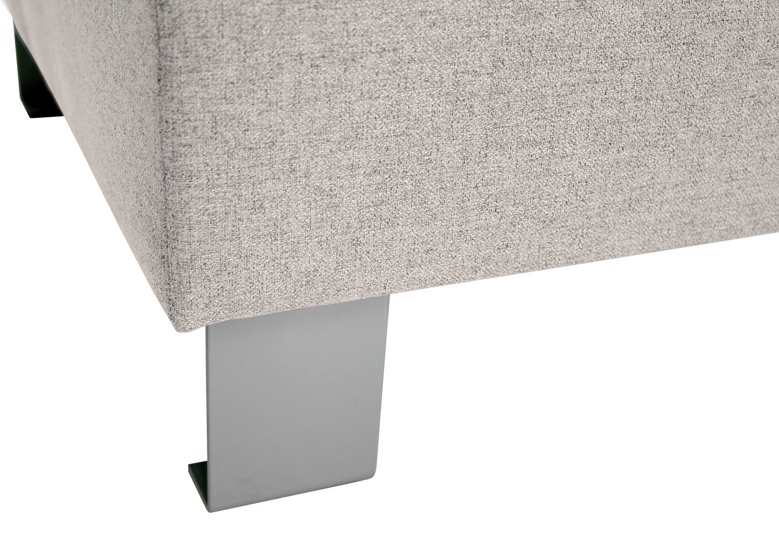 Nahaufnahme eines Hockers mit grauem Stoffbezug und metallischen Beinen, seitliche Perspektive