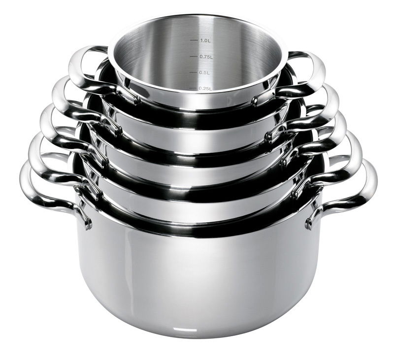 Stapel von glänzenden Edelstahl-Töpfen mit Griffen, von oben betrachtet.