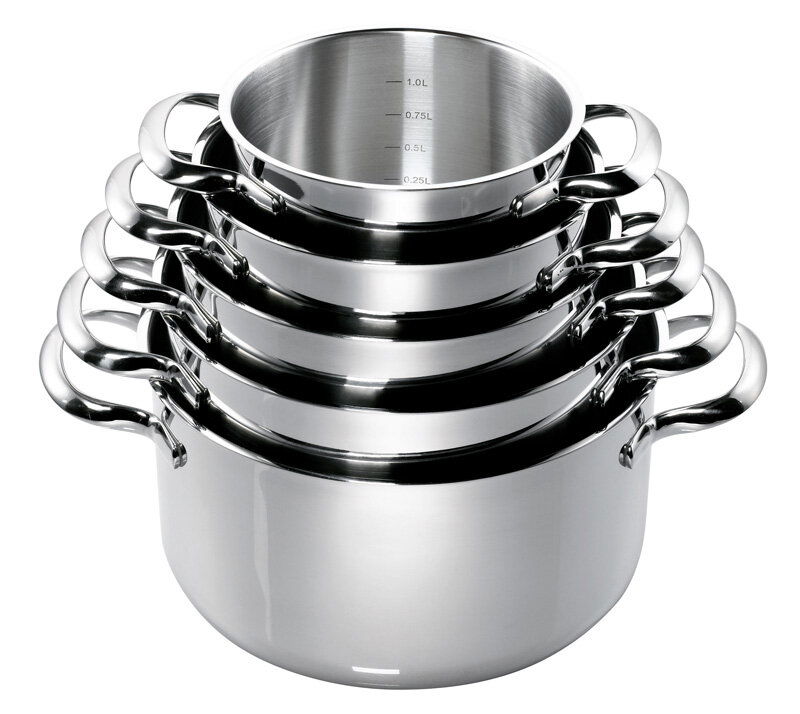 Stapel von glänzenden Edelstahl-Töpfen mit Griffen, von oben betrachtet.