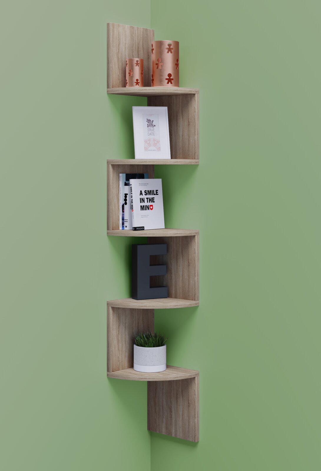 Schmales, wandmontiertes Eckregal in Holzoptik mit mehreren Ablageflächen, dekoriert mit Kerzen, Büchern und kleinem Pflanztopf vor grüner Wand, perspektivisch in leichter Seitenansicht von vorne.