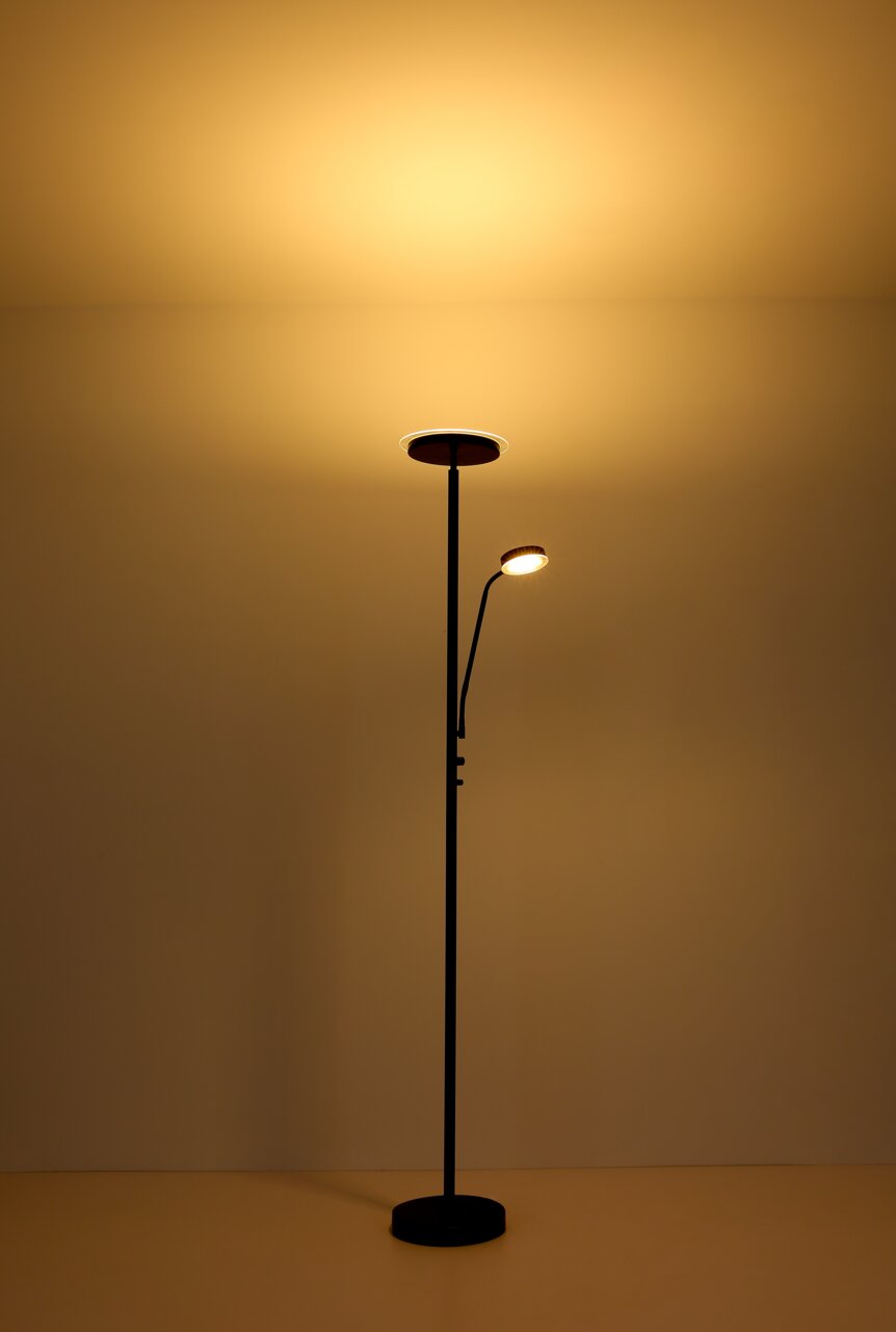 Moderne Stehleuchte mit zwei Lichtquellen, frontal abgebildet, die warmes Licht an die Decke und in den Raum strahlt.