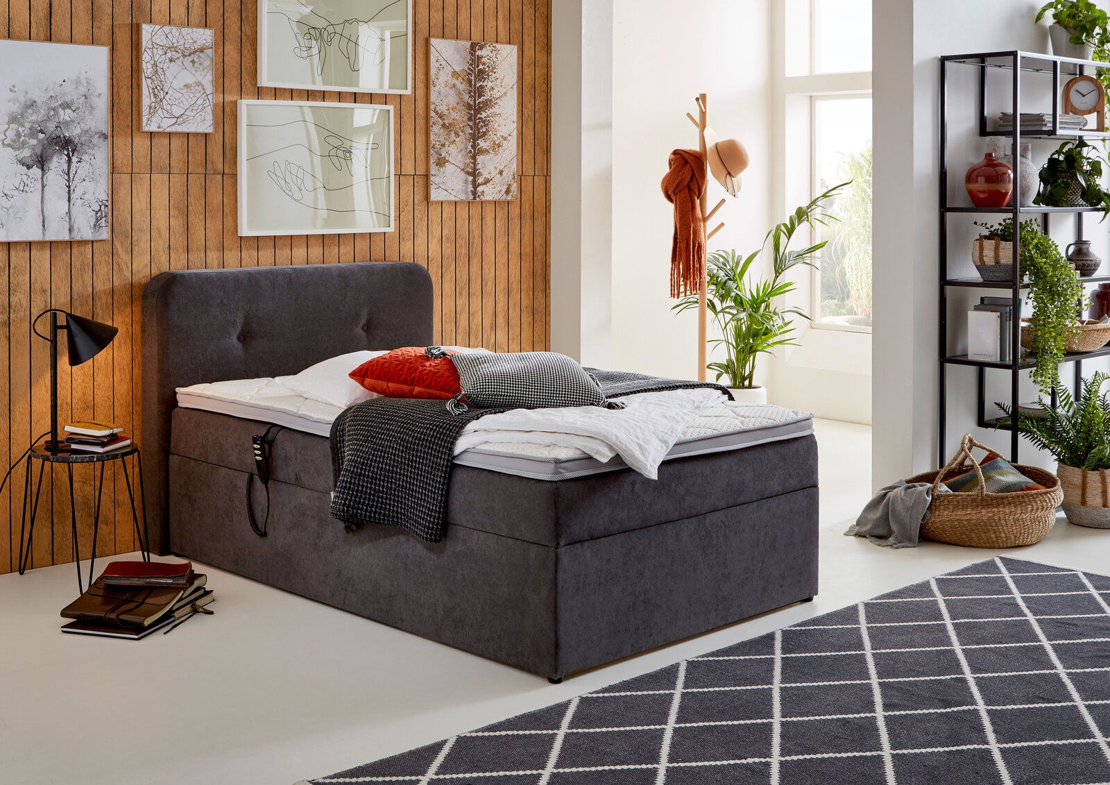 Gemütliches Boxbett mit Motor in einem stilvoll eingerichteten Raum, seitliche Perspektive