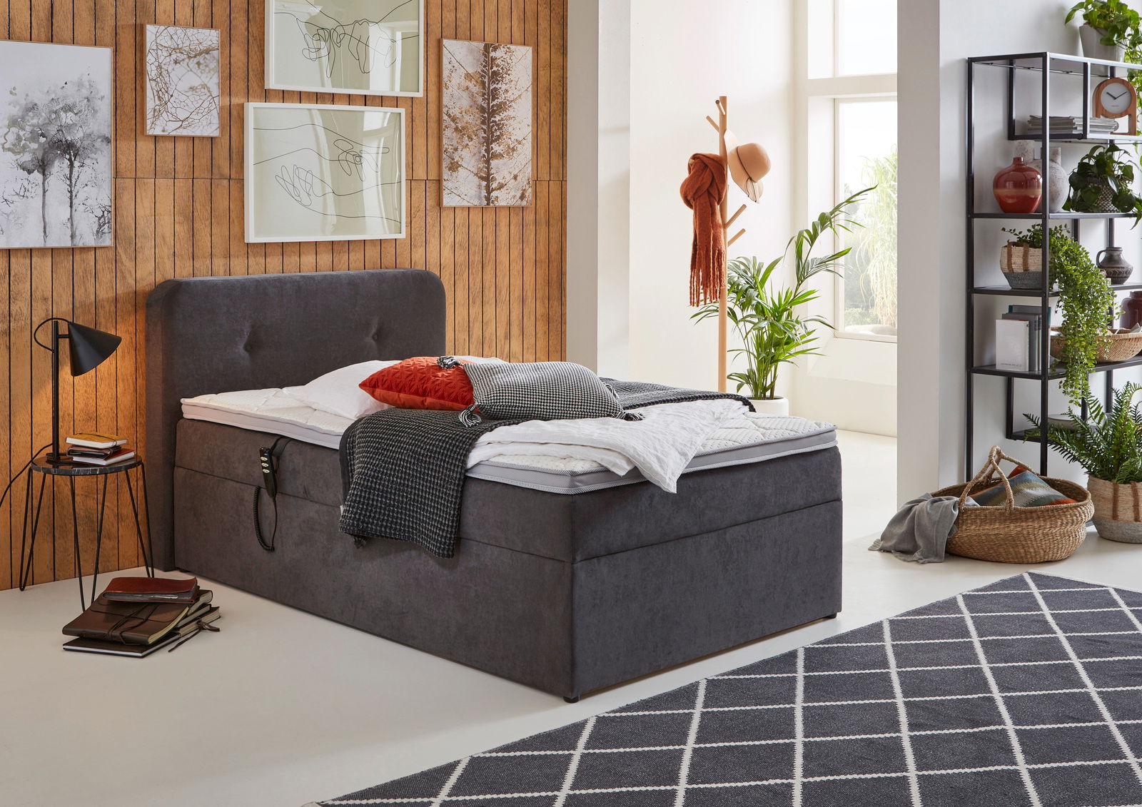 Gemütliches Boxbett mit Motor in einem stilvoll eingerichteten Raum, seitliche Perspektive