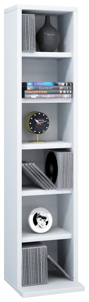 Schmales weißes Regal mit mehreren Fächern, gefüllt mit CDs/DVDs sowie Deko (schwarze Vase, Tischuhr, runder Bilderrahmen), frontal aus leicht seitlicher Perspektive fotografiert.