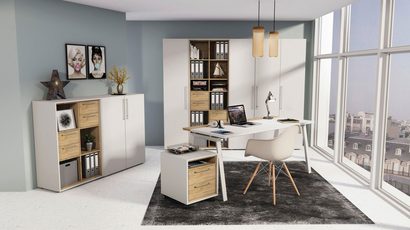 Modernes Büro mit Schreibtisch, Rollcontainer und Aktenschränken in heller Holzoptik, seitliche Perspektive.