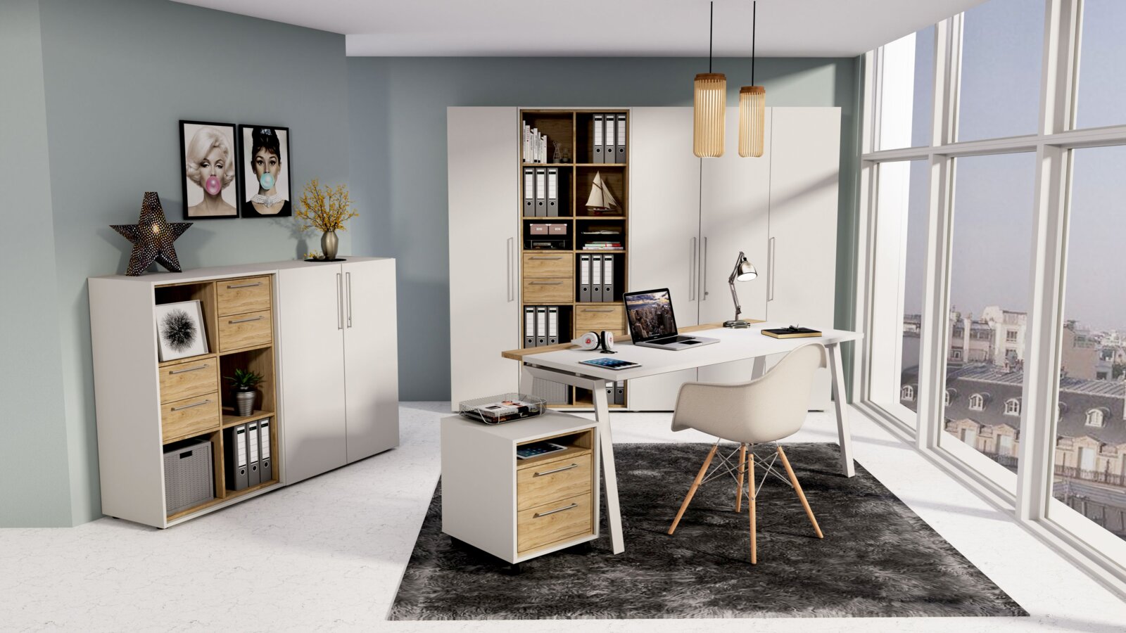 Modernes Büro mit Schreibtisch, Rollcontainer und Aktenschränken in heller Holzoptik, seitliche Perspektive.