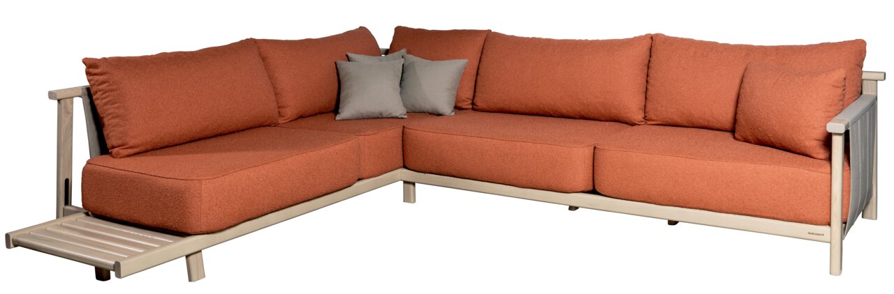 Loungeeckgarnitur in Terrakotta-Farbe mit beigen Holzrahmen, von vorne links gesehen.