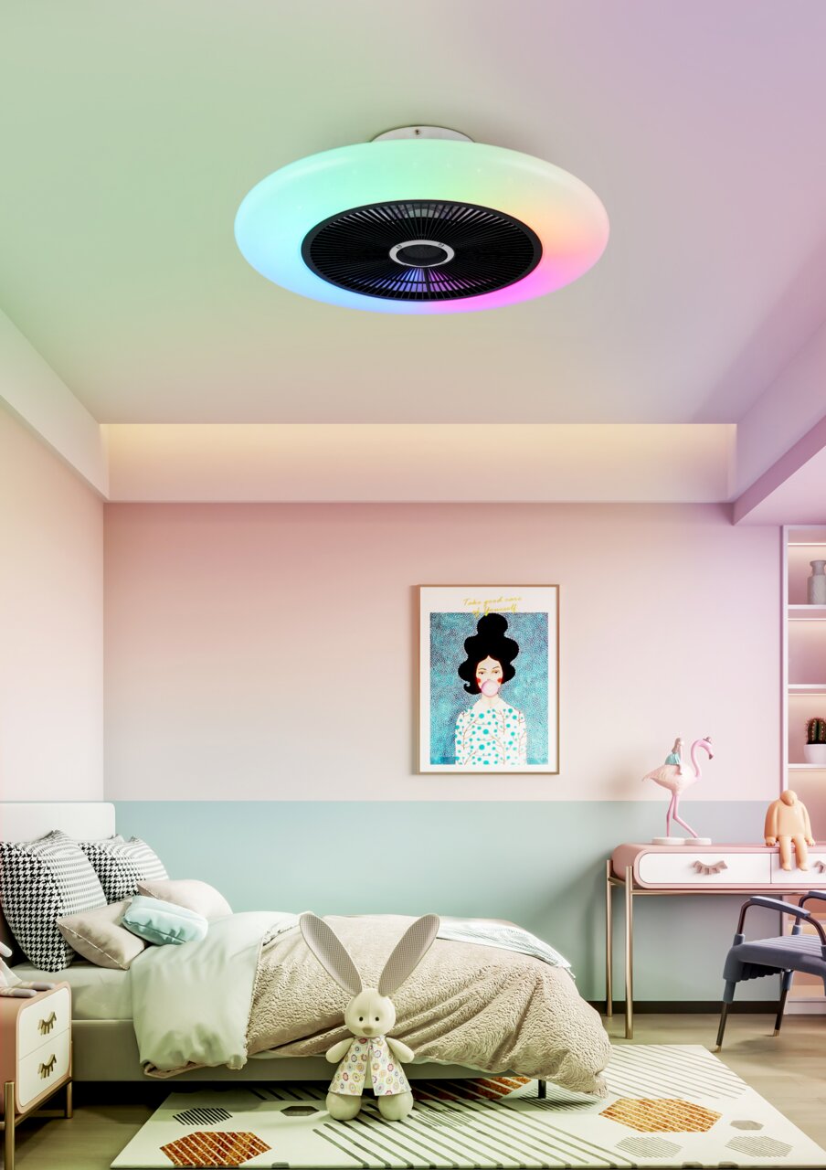 Deckenventilator mit farbwechselnder LED-Beleuchtung in einem stilvollen Schlafzimmer, Perspektive von unten