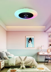 Deckenventilator mit farbwechselnder LED-Beleuchtung in einem stilvollen Schlafzimmer, Perspektive von unten