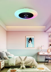 Deckenventilator mit farbwechselnder LED-Beleuchtung in einem stilvollen Schlafzimmer, Perspektive von unten