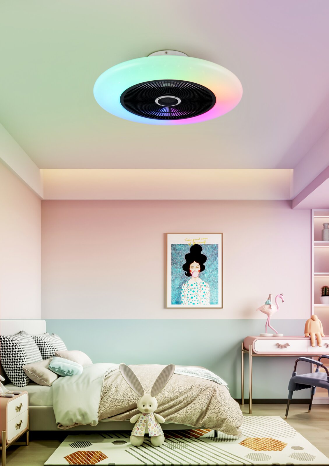 Deckenventilator mit farbwechselnder LED-Beleuchtung in einem stilvollen Schlafzimmer, Perspektive von unten