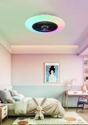 Deckenventilator mit farbwechselnder LED-Beleuchtung in einem stilvollen Schlafzimmer, Perspektive von unten