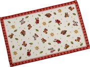 Gobelin-placemat met kerstmotieven zoals speelgoed en figuurtjes, gefotografeerd vanuit vogelperspectief