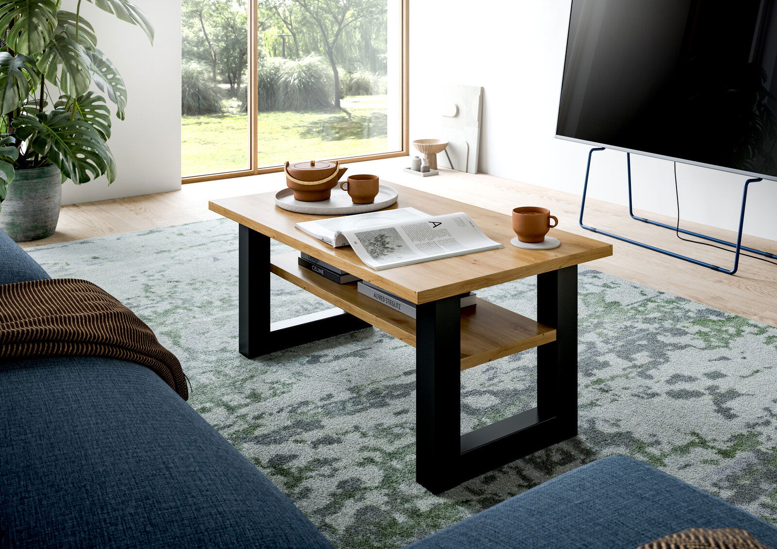 MID.YOU Couchtisch SEATTLE Moderner Couchtisch aus Holz mit schwarzem Metallgestell, seitliche Perspektive, dekoriert mit Teekanne und Tassen in einem hellen Wohnzimmer.