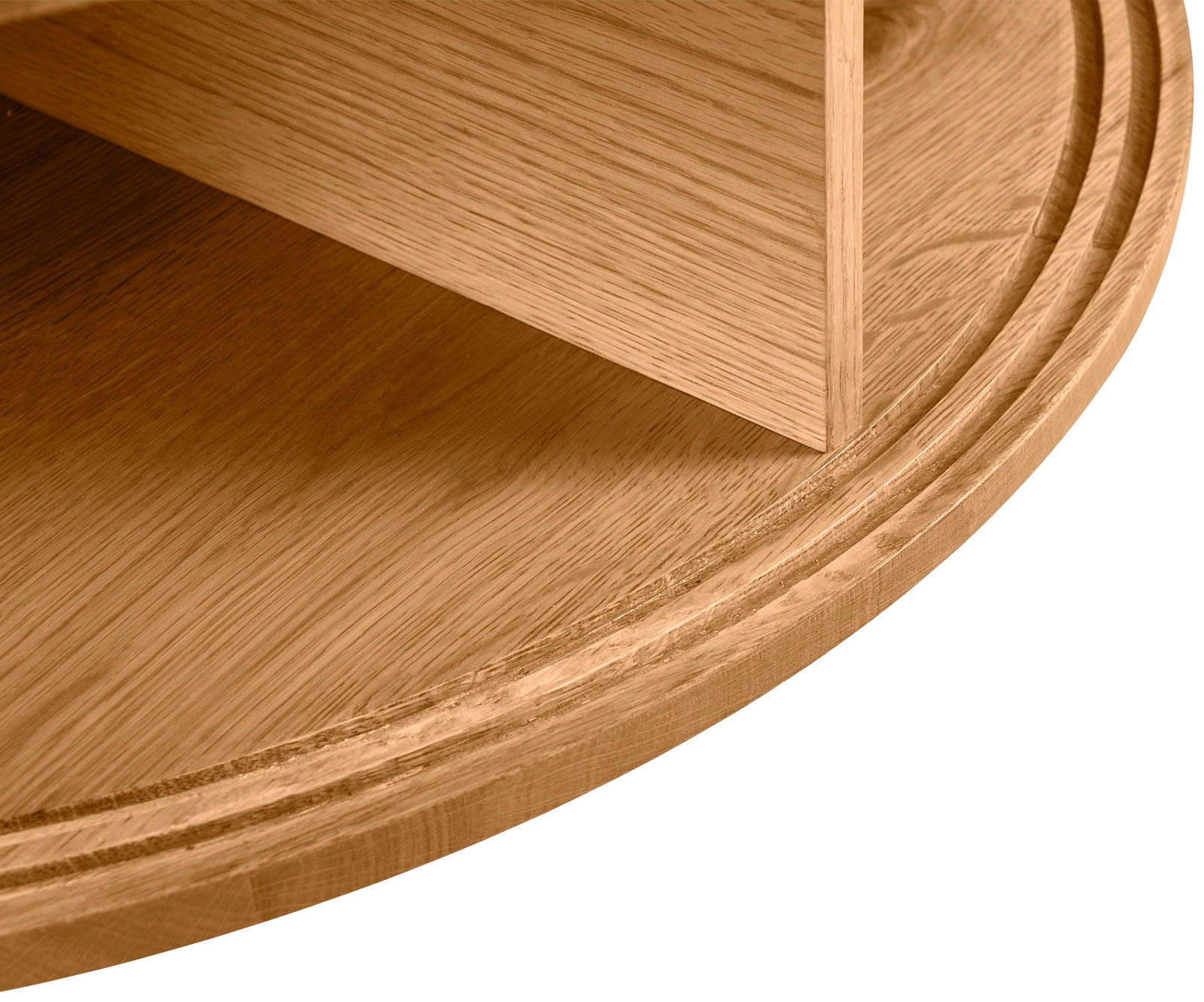 Nahaufnahme eines runden Couchtisches aus Holz mit sichtbarer Maserung, seitliche Perspektive