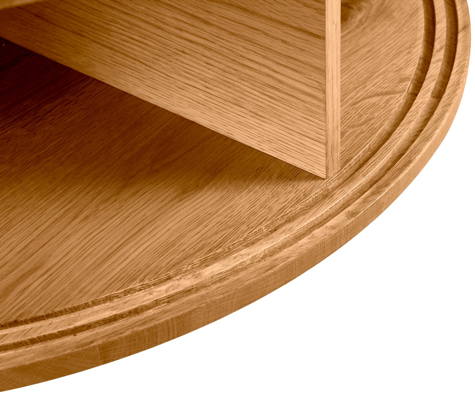 Close-up van een ronde houten salontafel met zichtbare nerf, gezien vanaf de zijkant