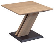 Moderner Beistelltisch aus Holz mit schrägem Standfuß, seitliche Perspektive