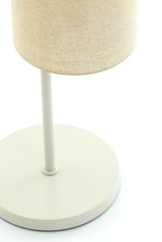 Nahaufnahme einer Stehleuchte mit beigem Lampenschirm und weißem Standfuß, von oben betrachtet.