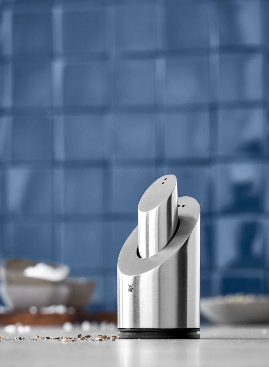 Moderner Pfeffer- und Salzstreuer aus Edelstahl in einem eleganten, ineinandergreifenden Design, seitliche Perspektive.