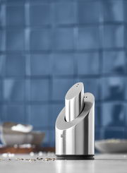 Moderner Pfeffer- und Salzstreuer aus Edelstahl in einem eleganten, ineinandergreifenden Design, seitliche Perspektive.