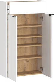 Hängeschuhschrank mit offenen Türen, weiße Fronten und Holzböden, seitliche Perspektive