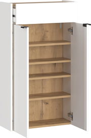 Hängeschuhschrank mit offenen Türen, weiße Fronten und Holzböden, seitliche Perspektive