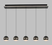 Moderne LED-Pendelleuchte mit fünf kugelförmigen Lampen, hängend an dünnen Kabeln, seitliche Perspektive