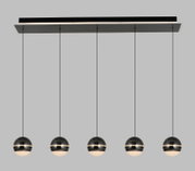 Moderne LED-Pendelleuchte mit fünf kugelförmigen Lampen, hängend an dünnen Kabeln, seitliche Perspektive