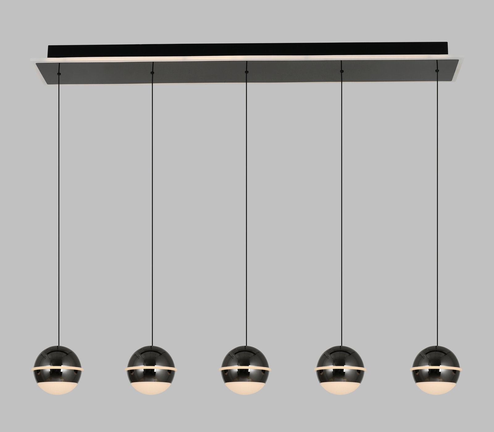 Moderne LED-Pendelleuchte mit fünf kugelförmigen Lampen, hängend an dünnen Kabeln, seitliche Perspektive