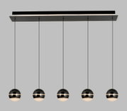 Moderne LED-hanglamp met vijf bolvormige lampen, hangend aan dunne kabels, zijaanzicht