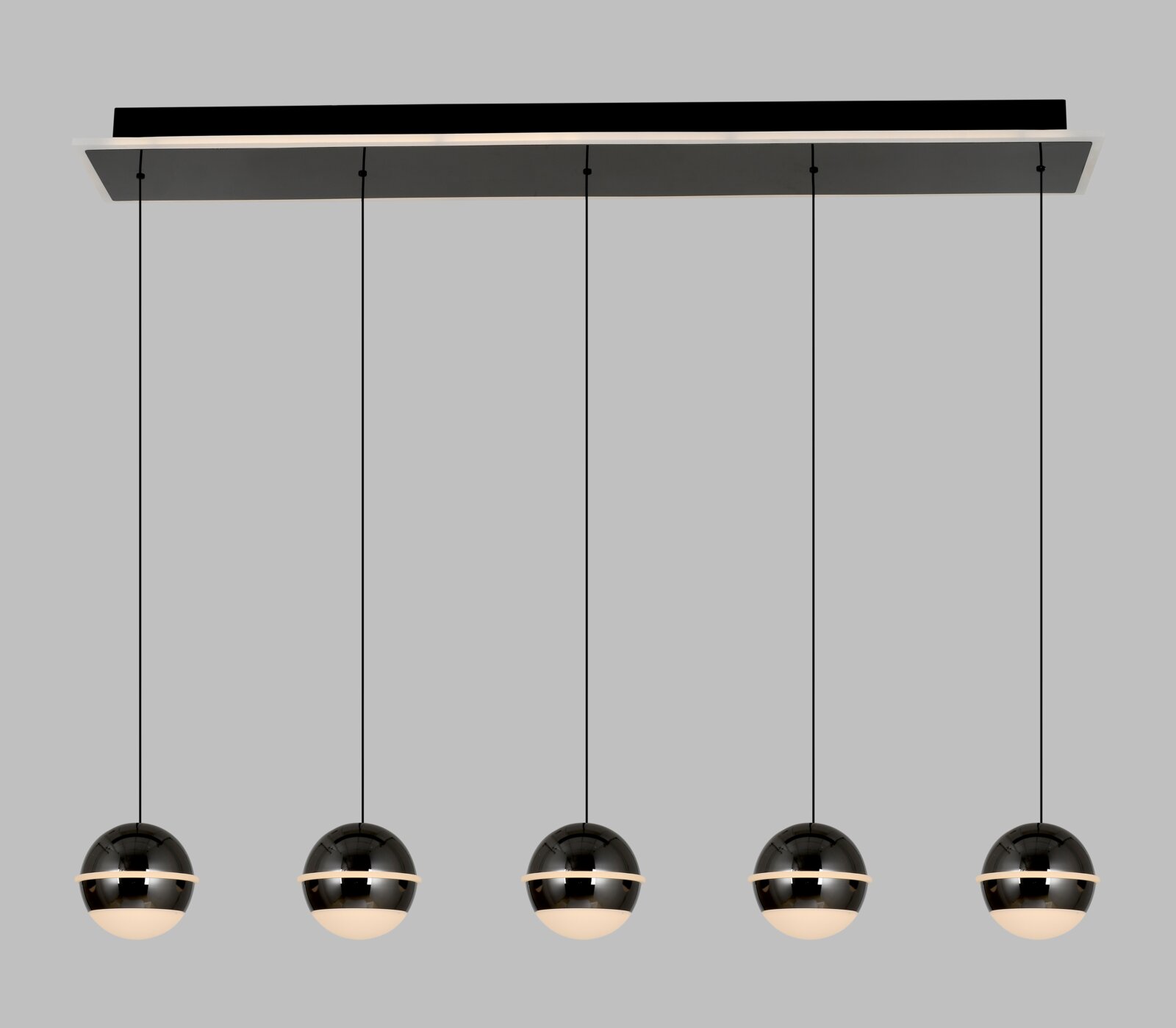 Moderne LED-hanglamp met vijf bolvormige lampen, hangend aan dunne kabels, zijaanzicht