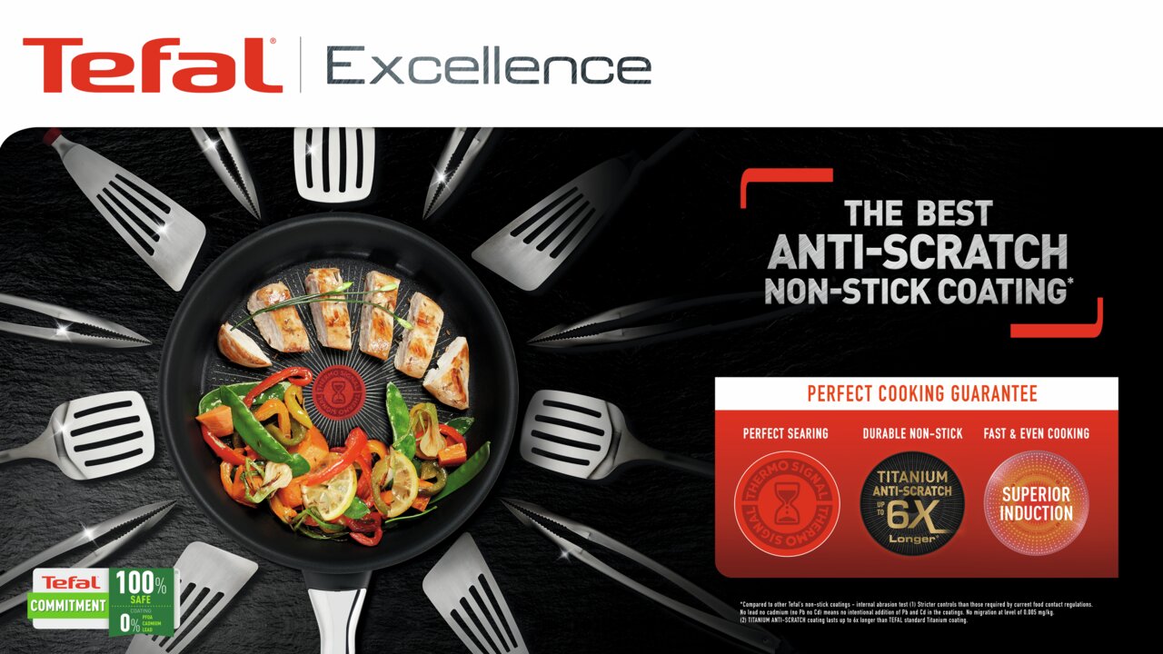 Bratpfanne Tefal Excellence 32cm mit Antihaftbeschichtung, von oben fotografiert, mit gebratenem Hähnchen und Gemüse.