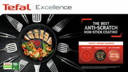 Bratpfanne Tefal Excellence 32cm mit Antihaftbeschichtung, von oben fotografiert, mit gebratenem Hähnchen und Gemüse.