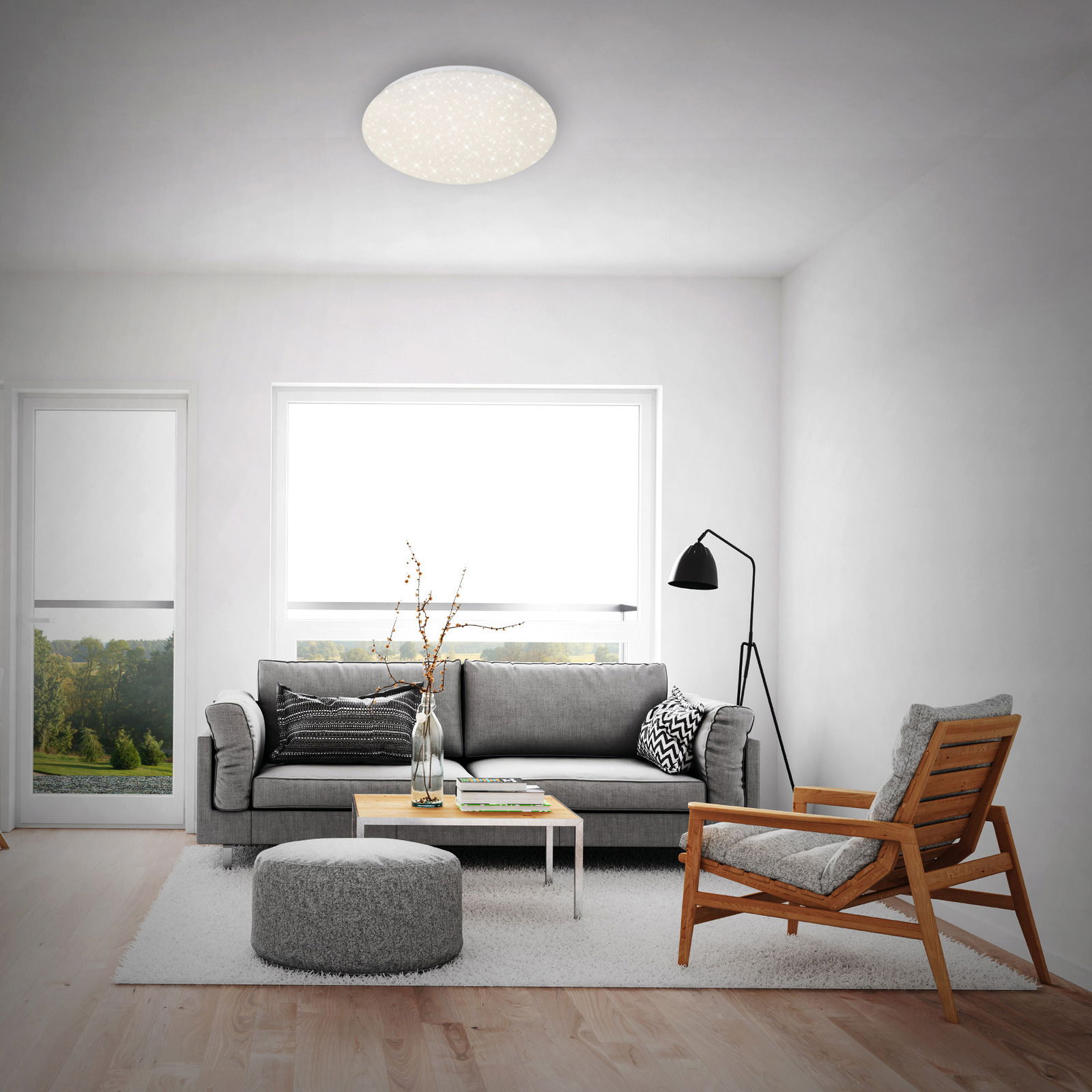 LED Sternenhimmel-Deckenleuchte in einem modernen Wohnzimmer, von unten betrachtet.