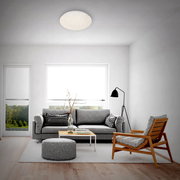 LED Sternenhimmel-Deckenleuchte in einem modernen Wohnzimmer, von unten betrachtet.