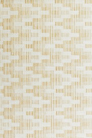 Nahaufnahme eines gewebten Lampenschirms mit einem geometrischen Muster in Beige und Weiß.
