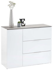 Modernes weißes Sideboard mit drei Schubladen und einer Tür, dekoriert mit einer hohen Vase, einer kleinen Pflanze und einem Buchstaben E, aus frontaler Perspektive.