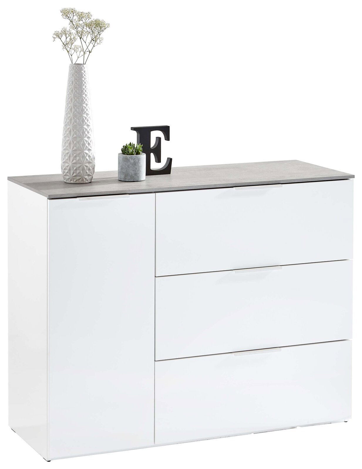 Modernes weißes Sideboard mit drei Schubladen und einer Tür, dekoriert mit einer hohen Vase, einer kleinen Pflanze und einem Buchstaben E, aus frontaler Perspektive.