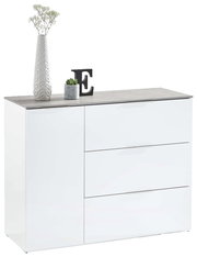 Modernes weißes Sideboard mit drei Schubladen und einer Tür, dekoriert mit einer hohen Vase, einer kleinen Pflanze und einem Buchstaben E, aus frontaler Perspektive.