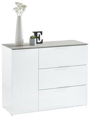 Modernes weißes Sideboard mit drei Schubladen und einer Tür, dekoriert mit einer hohen Vase, einer kleinen Pflanze und einem Buchstaben E, aus frontaler Perspektive.