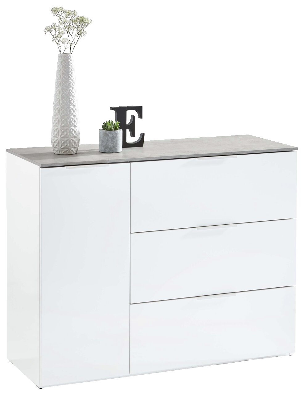 XORA Sideboard GALANT Modernes weißes Sideboard mit drei Schubladen und einer Tür, dekoriert mit einer hohen Vase, einer kleinen Pflanze und einem Buchstaben E, aus frontaler Perspektive.